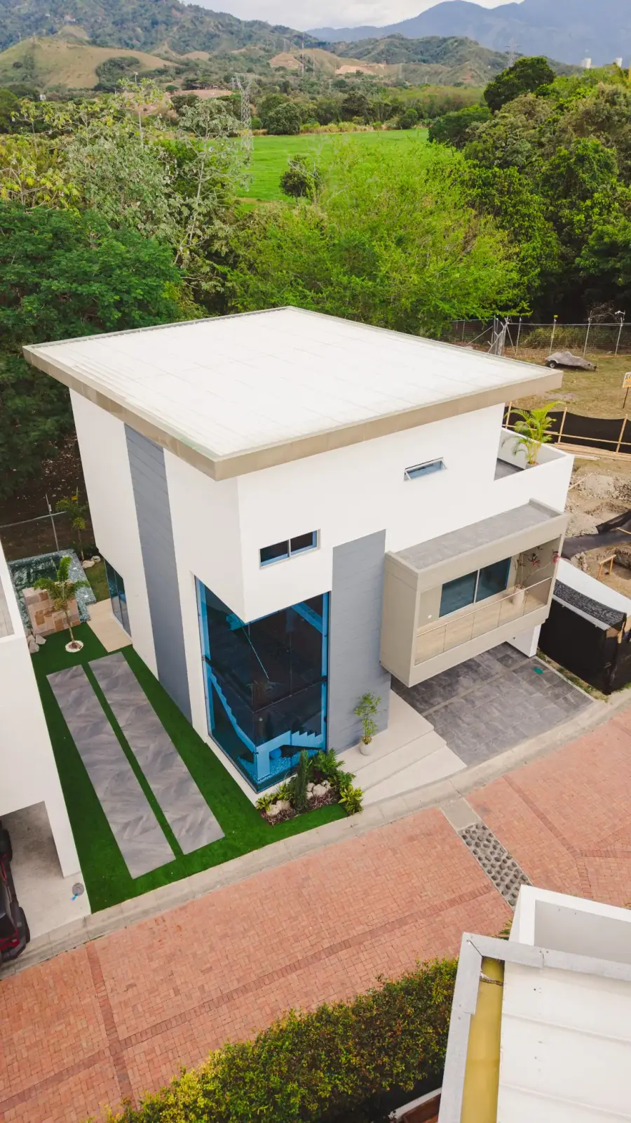 Vista aérea de casa con acceso vehicular y jardín